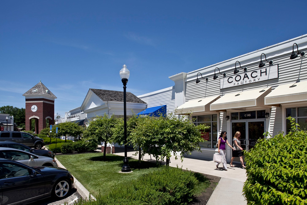 Lee Premium Outlets - Outlet mall in Massachusetts. Location & hours.