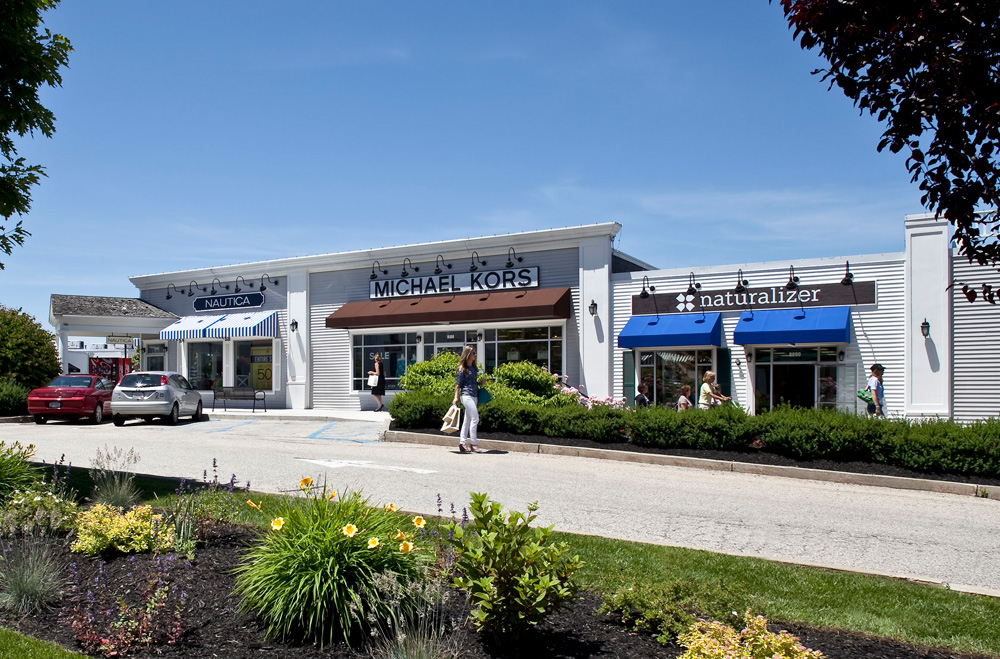 Lee Premium Outlets - Outlet mall in Massachusetts. Location & hours.