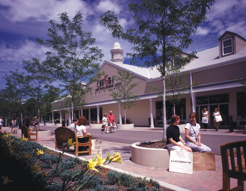outlet mall aurora